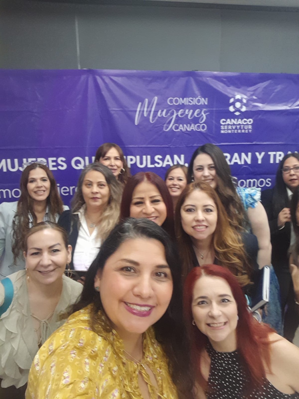 Liliana con mujeres profesionales en evento CANACO